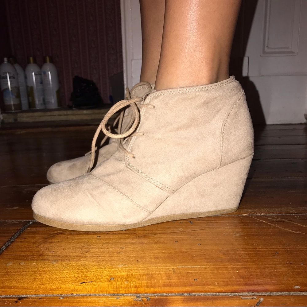 Cityclassified Tan Lace-up Wedges